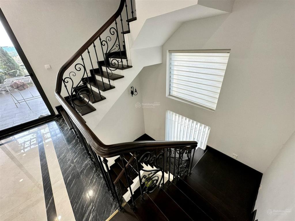 Bán bt góc nguyệt quế 1639,41. 600m2, giáp đường to. liền sông, hoàn thiện đẹp, gần hồ. 175 tỷ