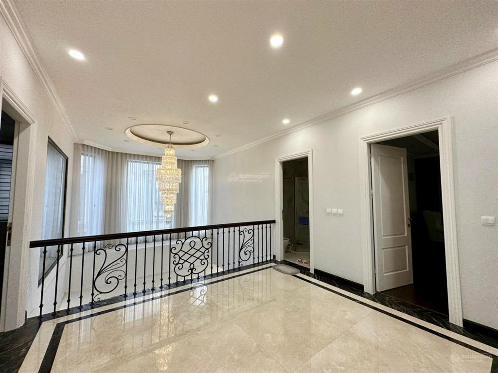 Bán bt góc nguyệt quế 1639,41. 600m2, giáp đường to. liền sông, hoàn thiện đẹp, gần hồ. 175 tỷ