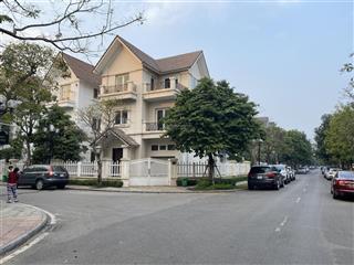 Bán biệt thự đơn lập góc anh đào, 200m, mặt tiền rộng. đường lớn, nhà thô nguyên bản, giá 63 tỷ