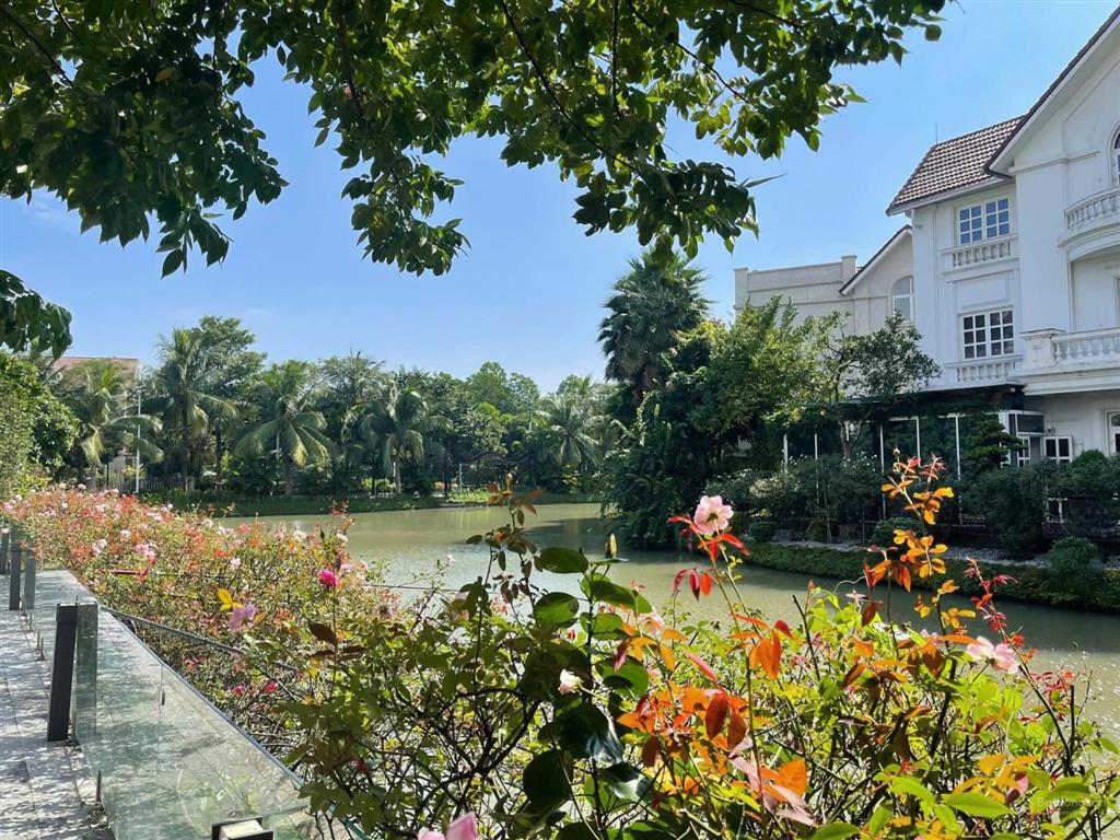 Bán biệt thự hoa phượng, 275m2,tb. đường to 4 làn xe, sông rộng, hoàn thiện full đồ. giá 84 tỷ