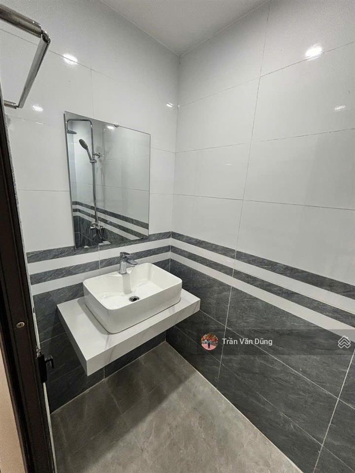 Bán nhà 33m, 5 tầng 6 phòng ngủ ,2 sân chơi tại lai xá, hoài đức, giáp chợ lai xá