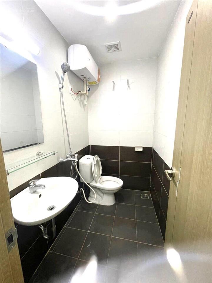 Cho thuê 2 ngủ 2vs 52m2 ban công đông. nhà mới nhận giá chỉ 5 tr/tháng. chung cư đổng quốc bình