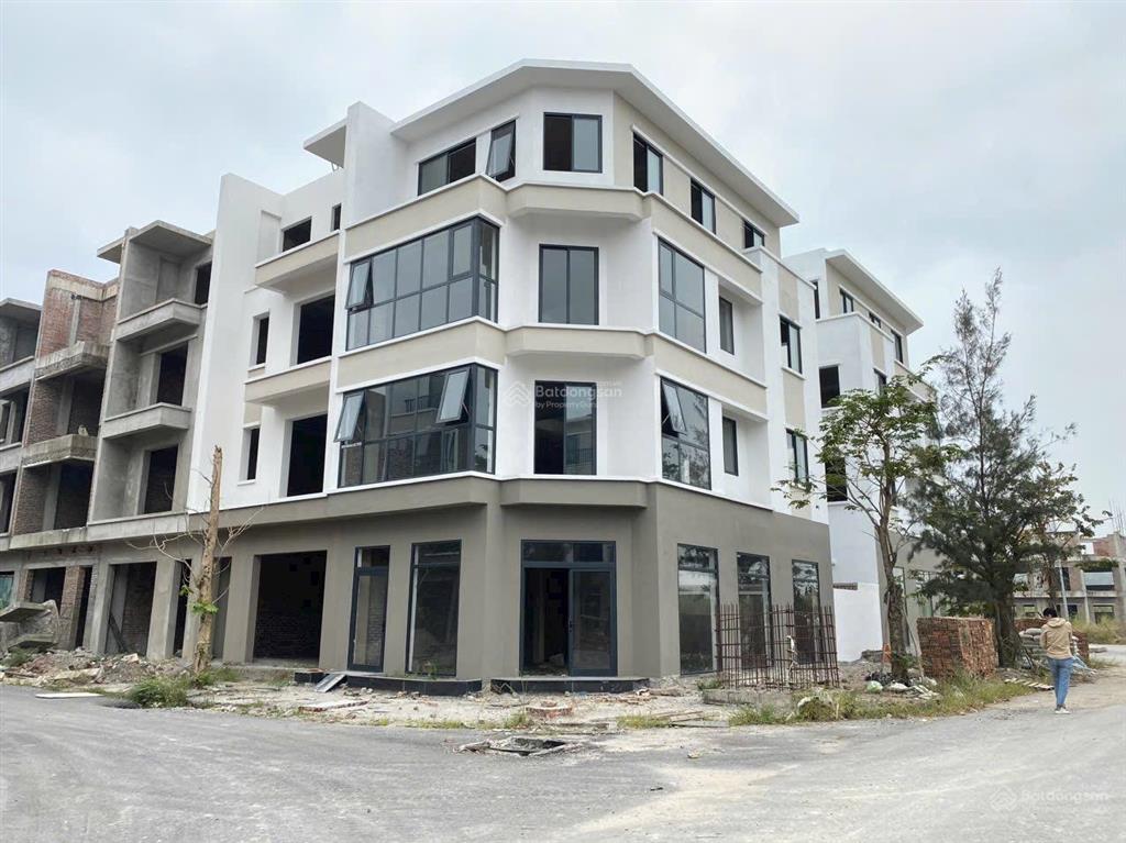 Em bán flc tropical city 18 tr/m2 (đất), mới vào đất móng ạ, chưa đến 2 tỷ.  0936 585 ***