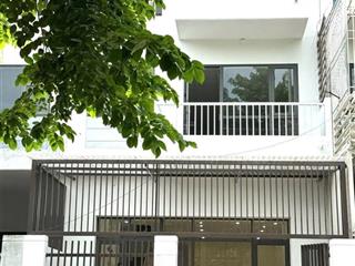 Cho thuê nhà căn góc phố đỗ quang. dt 93m2 x 5t. mt 8m. đường 2 ô tô tránh nhau