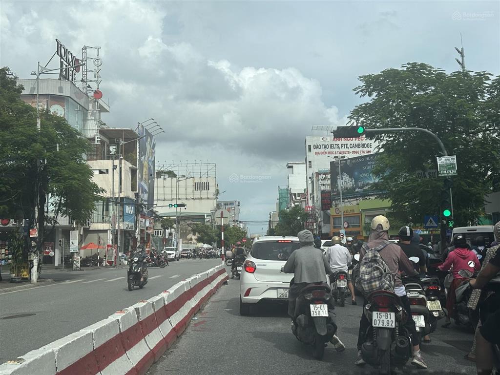 Bán nhà mặt đường tô hiệu ngay ngã tư hồ sen, chỗ để ô tô thuận tiện