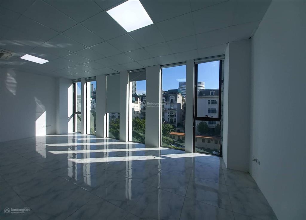 Cho thuê văn phòng mễ trì hạ dt 130m2 giá thuê 19,8tr/1 tháng full kính