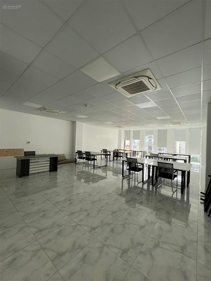 Cho thuê văn phòng mễ trì hạ dt 130m2 giá thuê 19,8tr/1 tháng full kính