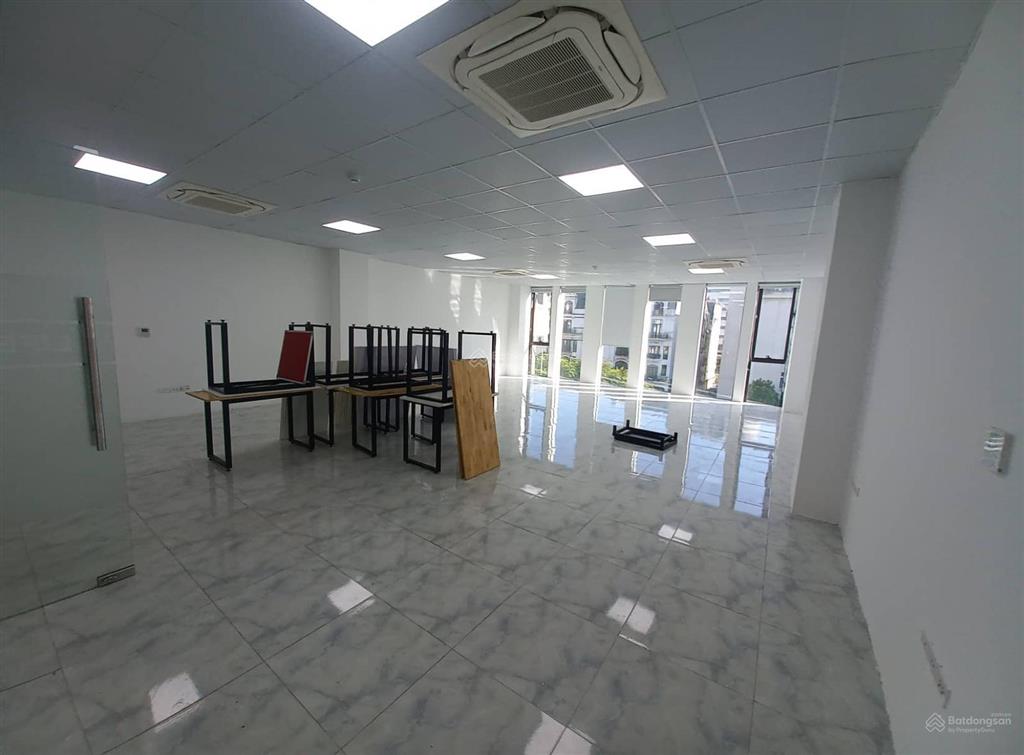 Cho thuê văn phòng mễ trì hạ dt 130m2 giá thuê 19,8tr/1 tháng full kính