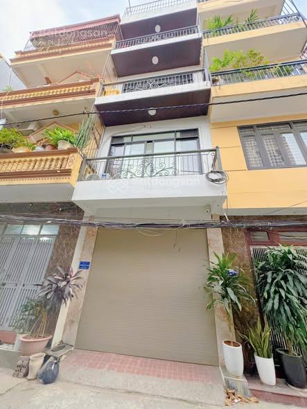 Phân lô kinh doanh  43m2 x 5 tầng , thang máy , nhà mới đang hoàn thiện , gần trường học và chợ