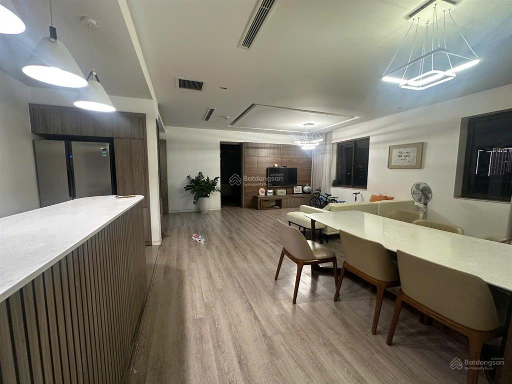 Tôi bán căn hộ tòa m3  m4, nguyễn chí thanh 126m2, 3 phòng ngủ, bc đông nam