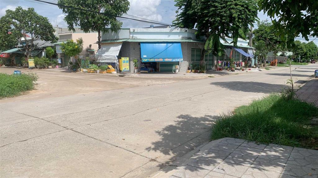 Bán kẹt ngân hàng bán gấp lô đất 300(10x30) sổ hồng riêng, thổ cư 100%