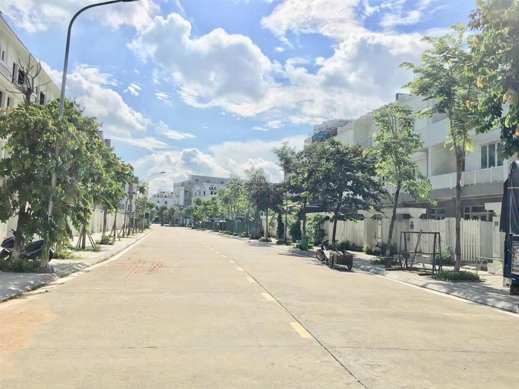 Chủ nhà cần bán lô liền kề 123m2 khu d geleximco, hà đông, sẵn hợp đồng thuê dài hạn view vườn hoa