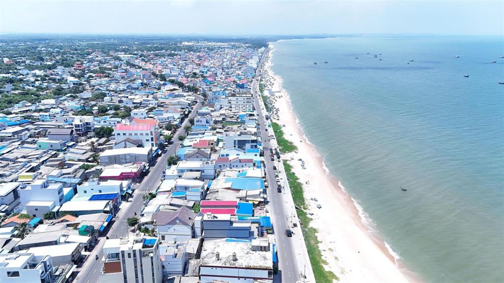 Cần bán gấp lô đông nam 189m2, ngang 10m, full thổ cư, trần văn mầu cách bãi tắm 500m, giá 7.1 tỷ