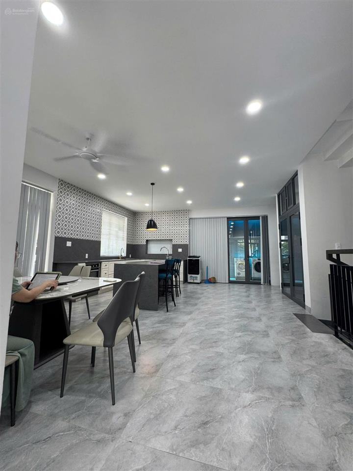 Cho thuê nhà phố 100tr/tháng 10x18m quận 2  588m2 sàn, hầm, 1 trệt 3 lầu/5pn  0948 888 ***