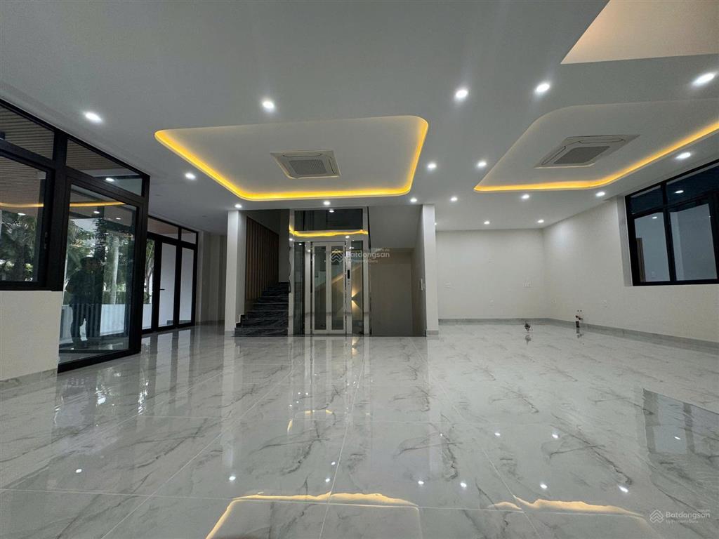 Cho thuê văn phòng  giá 110tr/tháng 10x18m/dtsd 588m2/1 hầm 4 tầng/q2  0948 888 ***