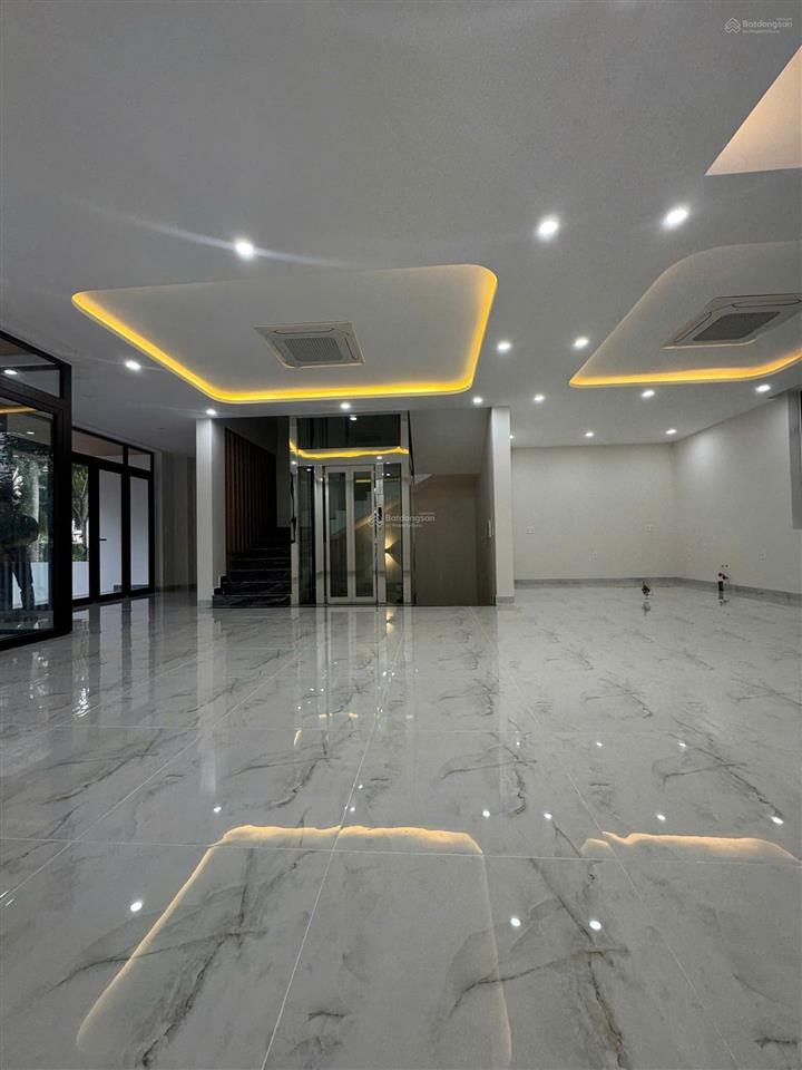Cho thuê văn phòng  giá 110tr/tháng 10x18m/dtsd 588m2/1 hầm 4 tầng/q2  0948 888 ***