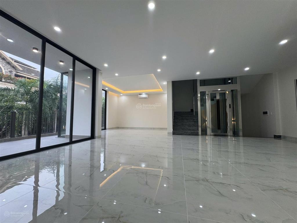 Cho thuê văn phòng  giá 110tr/tháng 10x18m/dtsd 588m2/1 hầm 4 tầng/q2  0948 888 ***