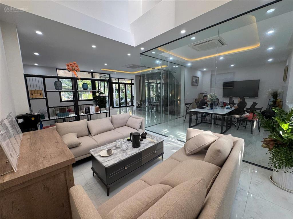 Cho thuê văn phòng  giá 110tr/tháng 10x18m/dtsd 588m2/1 hầm 4 tầng/q2  0948 888 ***