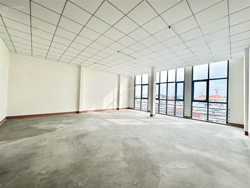 Cho thuê toà nhà thang máy mới 100% , 1 trệt 5 tầng 2 mặt tiền trước sau trung tâm go đồng nai