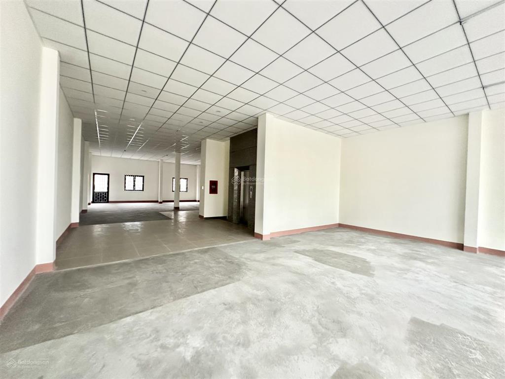 Cho thuê toà nhà thang máy mới 100% , 1 trệt 5 tầng 2 mặt tiền trước sau trung tâm go đồng nai
