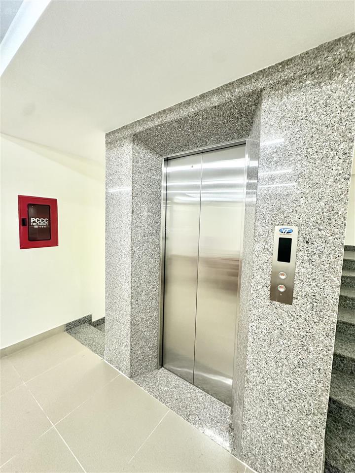 Cho thuê toà nhà thang máy mới 100% , 1 trệt 5 tầng 2 mặt tiền trước sau trung tâm go đồng nai