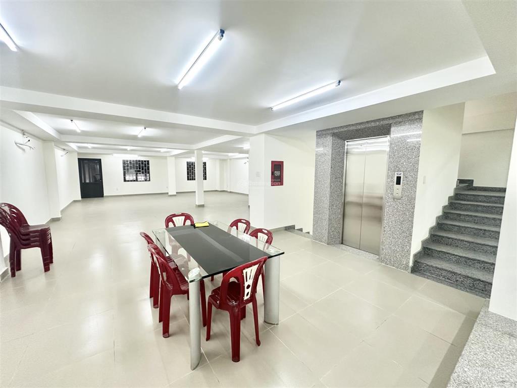 Cho thuê toà nhà thang máy mới 100% , 1 trệt 5 tầng 2 mặt tiền trước sau trung tâm go đồng nai