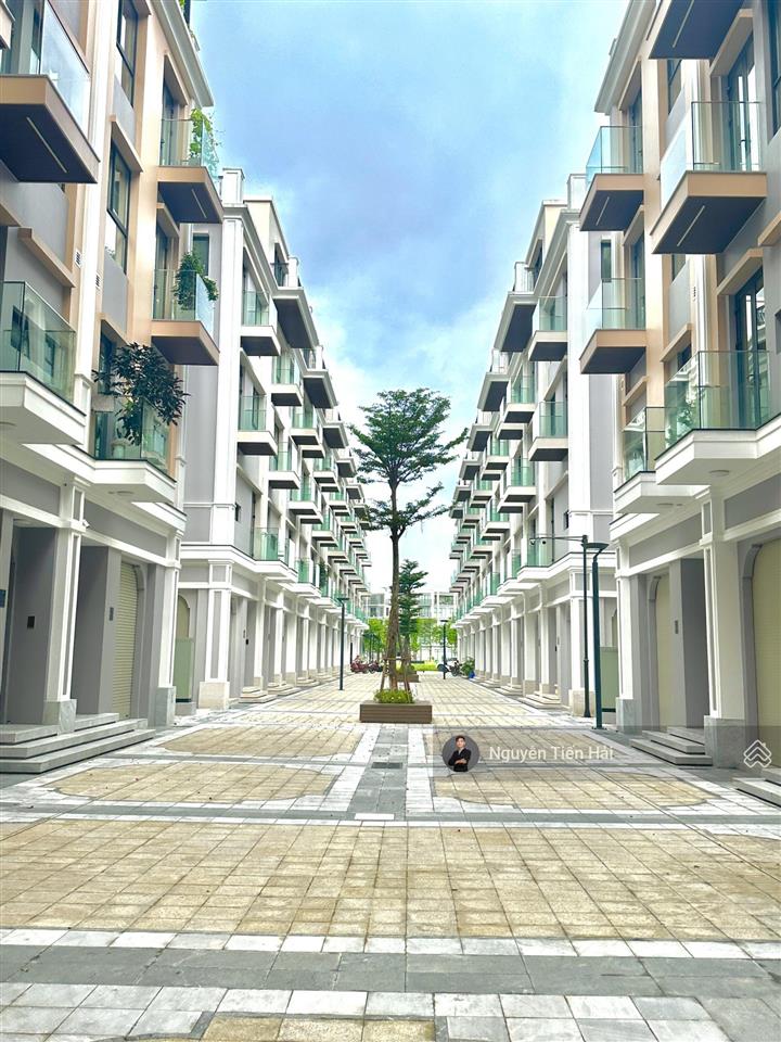 Cần bán shophouse gần mặt phố đi bộ vị trí trung tâm gần công viên. giá 31 tỷ