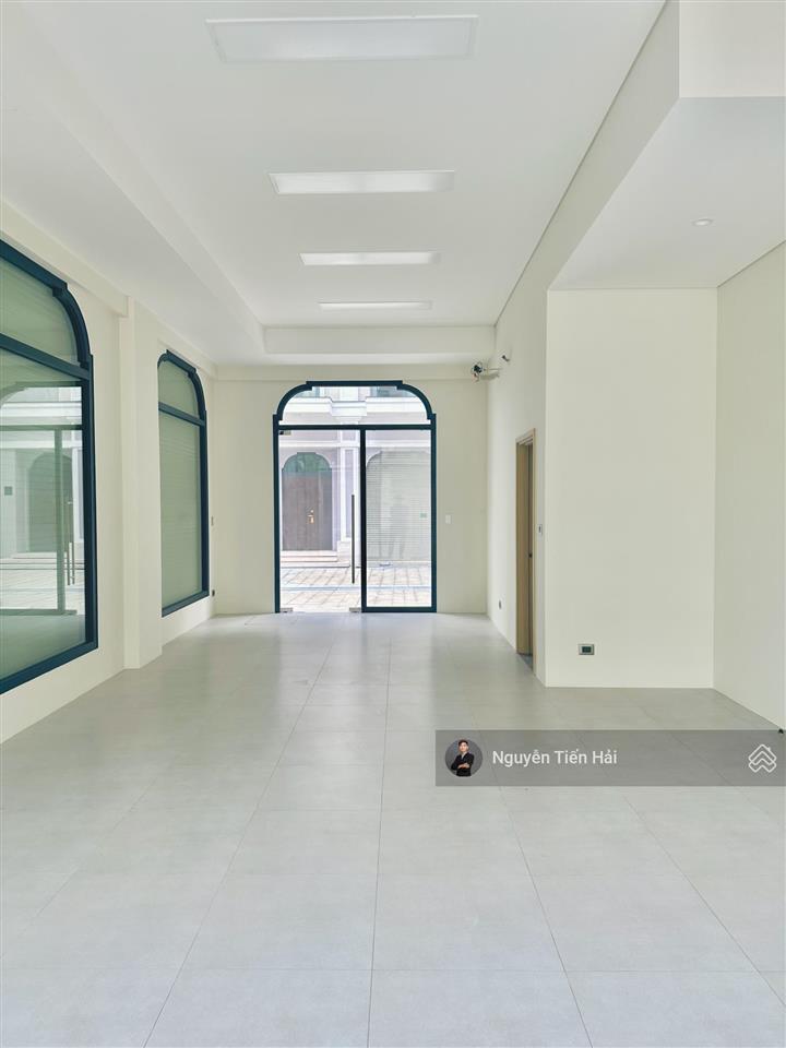 Cần bán shophouse gần mặt phố đi bộ vị trí trung tâm gần công viên. giá 31 tỷ