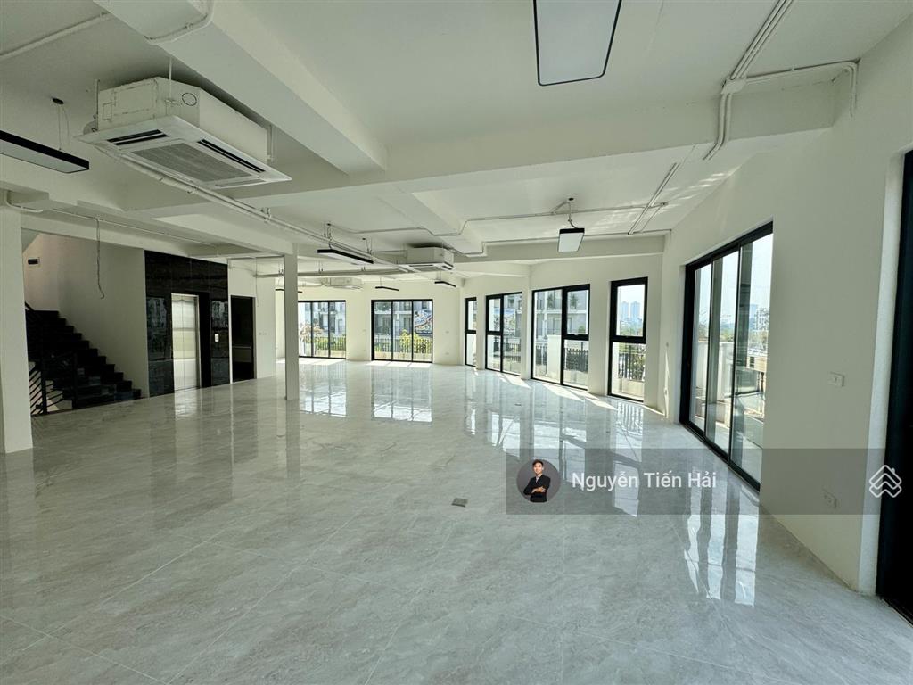 Cho thuê sàn văn phòng diện tích 230m2/sàn x 5 tầng kđt the manor central park. giá 30tr/th