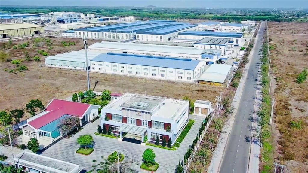 1696m2 đất mặt tiền phạm hùng ngay cổng kcn đất đỏ, bà rịa vũng tàu, sổ riêng  giá chỉ 2,8 tỷ