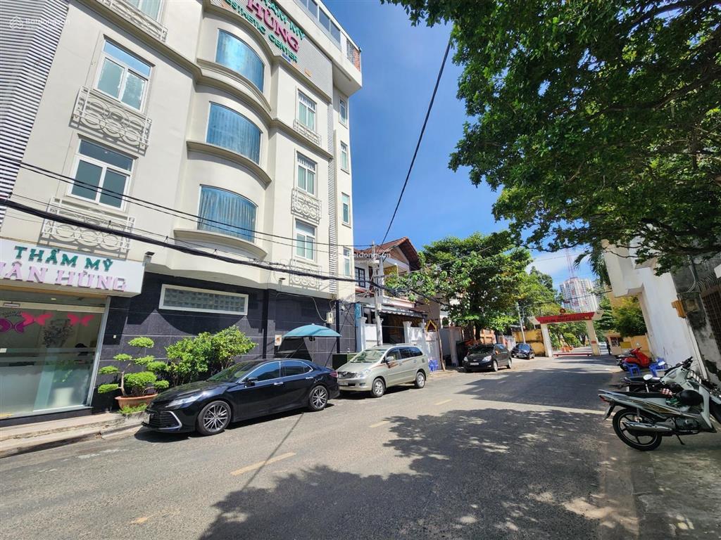 Bán villa phố 24/1  3 hoàng dư khương. dt 13,5m x 20m, hầm, 2 lầu, st.  0901 383 *** a huy