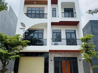 Nhà phố trung tâm tp. thuận an, mặt tiền đường 22/12. liền kề siêu thị aeon. có hỗ trợ bank 70%