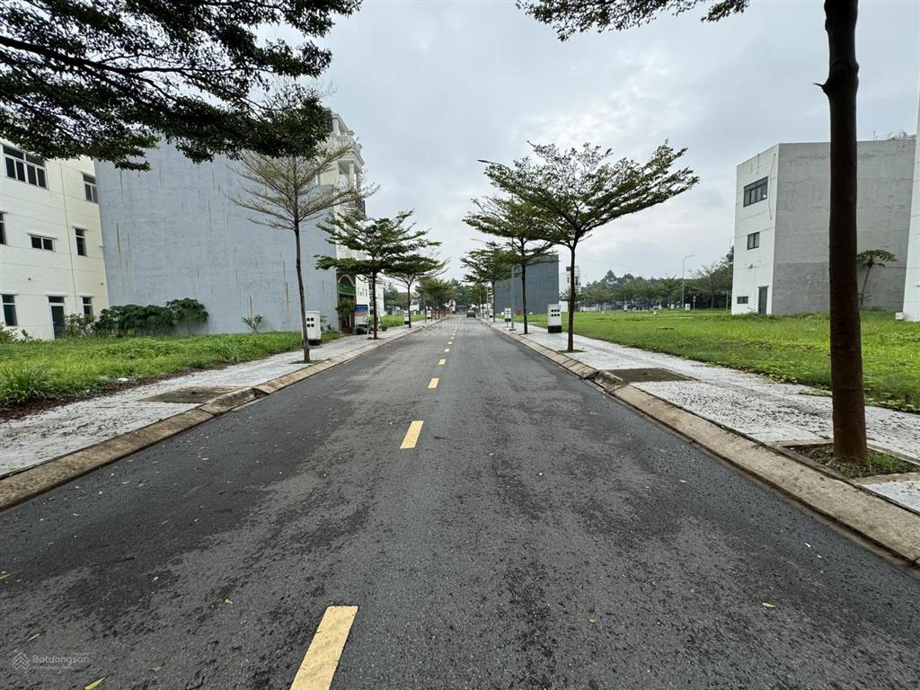 Nhà góc icon central. ngay chợ thông dụng. liền kề kcn vsip1. đường dt743. gần vincom dĩ an