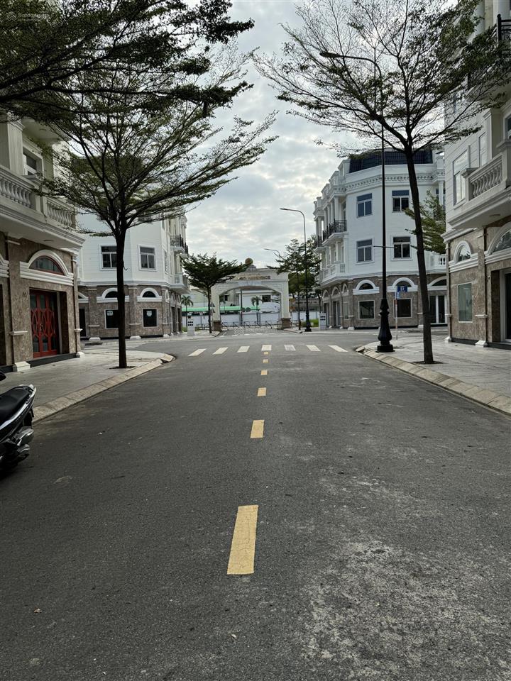 Nhà góc icon central. ngay chợ thông dụng. liền kề kcn vsip1. đường dt743. gần vincom dĩ an