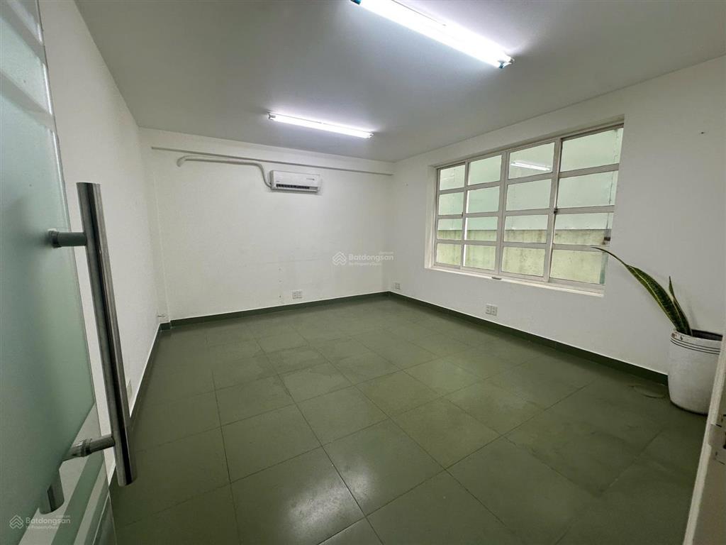 Cho thuê văn phòng lầu 3 172 hoa lan phú nhuận. 2 phòng, máy lạnh sẵn, 01 wc. 8x16 (gồm cầu thang)
