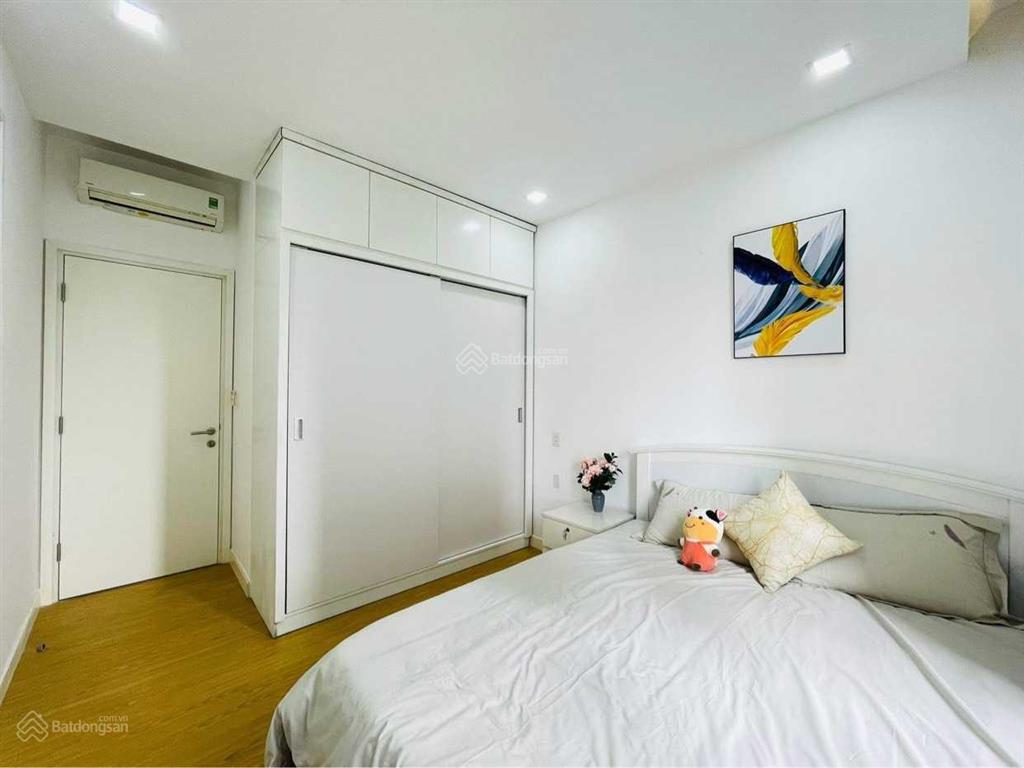 Chính chủ gửi bán căn hộ 2pn view sông giá cực rẻ  có sẵn nội thất đẹp