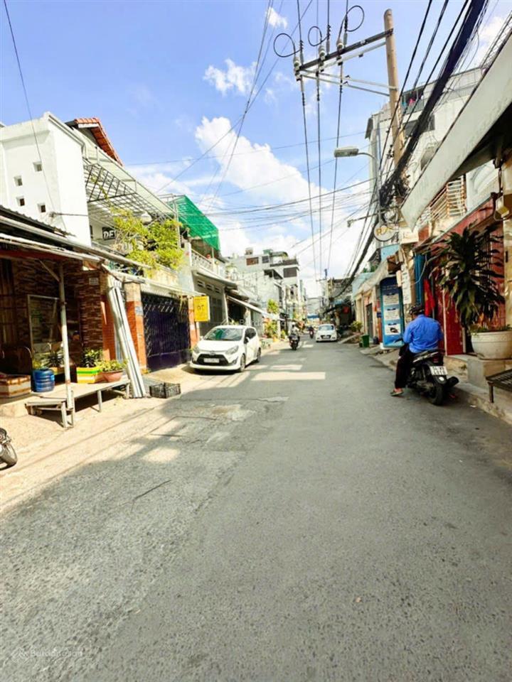 Cần bán khuôn đất đẹp 2 mặt tiền trước sau hẻm xe hơi nơ trang long. dt 4x22m. nở hậu. khu xây cao