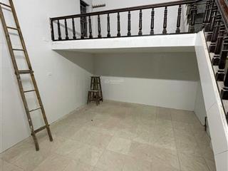 Chính chủ cho thuê nhà ngõ 11 ngọc hồi ngay cạnh honda pháp vân. 60m2, 3 tầng, tầng 1 có gác xép