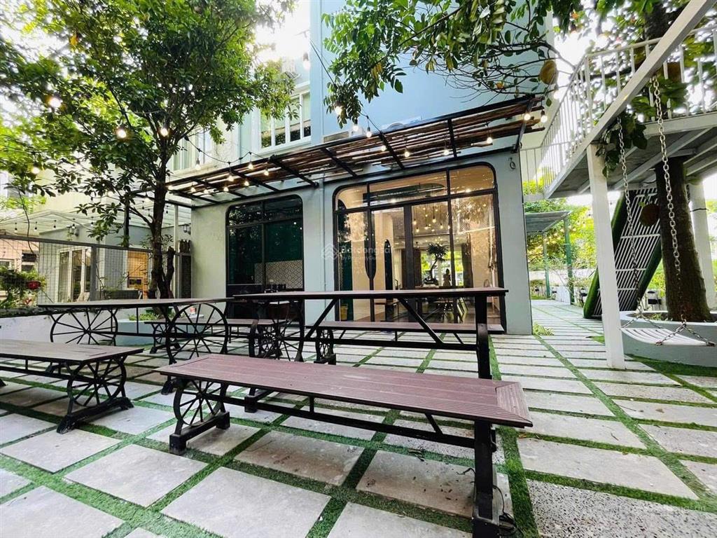 Chủ nhà cần tiền gấp bán nhanh căn biệt thự 258m2, sẵn sổ đỏ + full nội thất, gía thỏa thuận