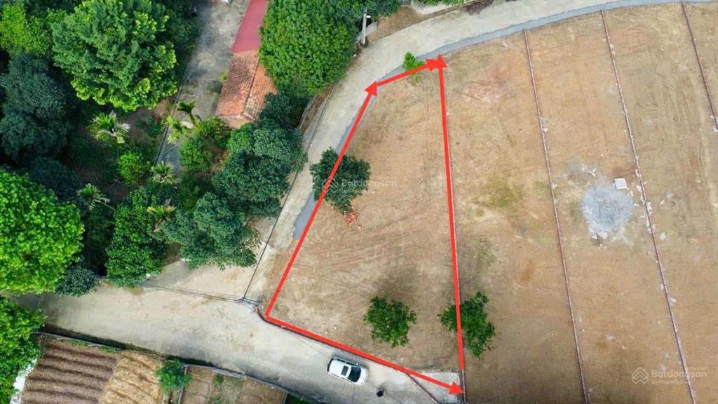 Lô góc 3 mặt tiền, vị trí đẹp thuộc tuyến 2 tl413 cẩm lĩnh, gần hồ suối hai, cách bến xe bus 80m