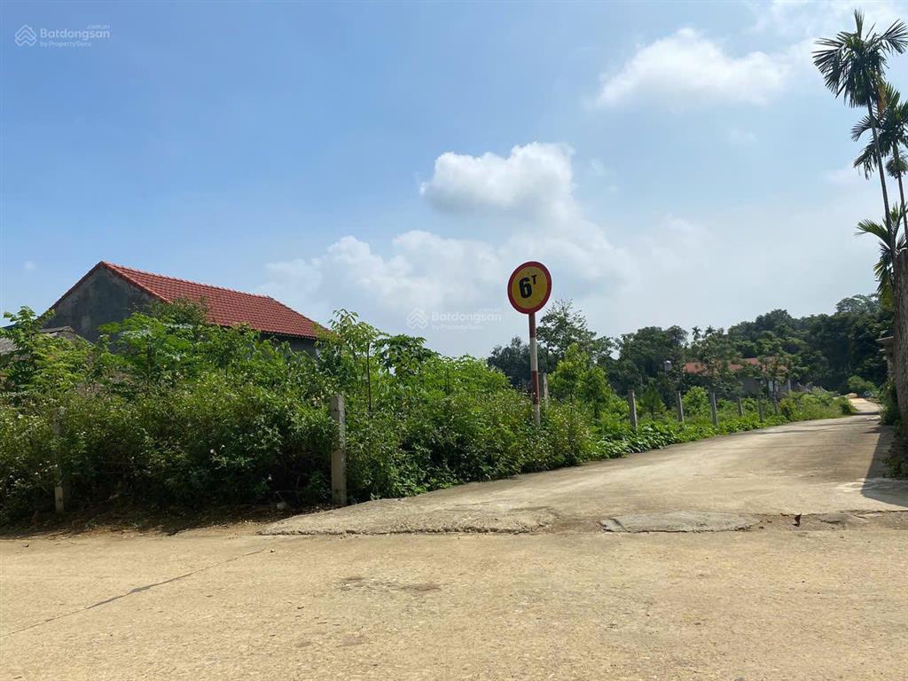 Lô góc nghỉ dưỡng cách tl414, sông đà vài trăm mét, bám đường liên thôn, cạnh trường, bệnh viện,chợ