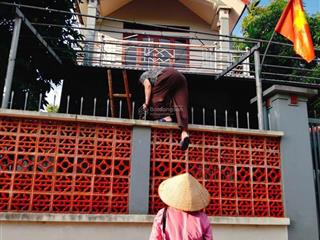 Mua đất tặng nhà 2 tầng đẹp long lanh, 3 phòng ngủ, wc khép kín, thuộc trung tâm xã quảng oai mới