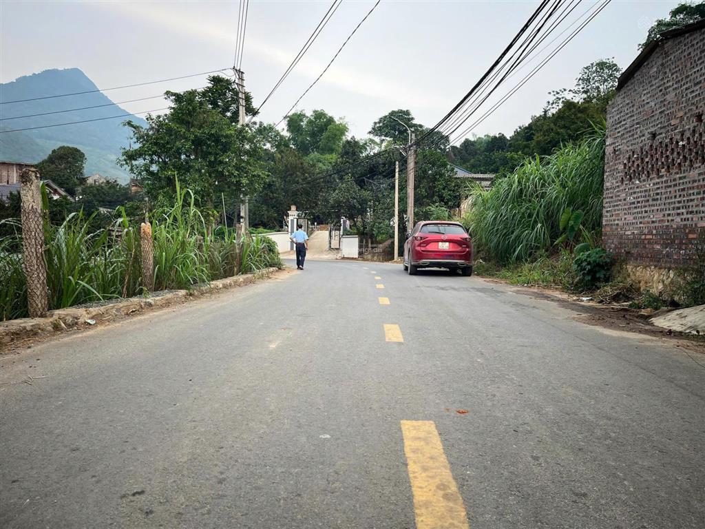 Đất ba vì có 23m mặt tiền đường nhựa huyện lộ sầm uất, cách tl414 chỉ hơn 100m, view núi thoáng mát