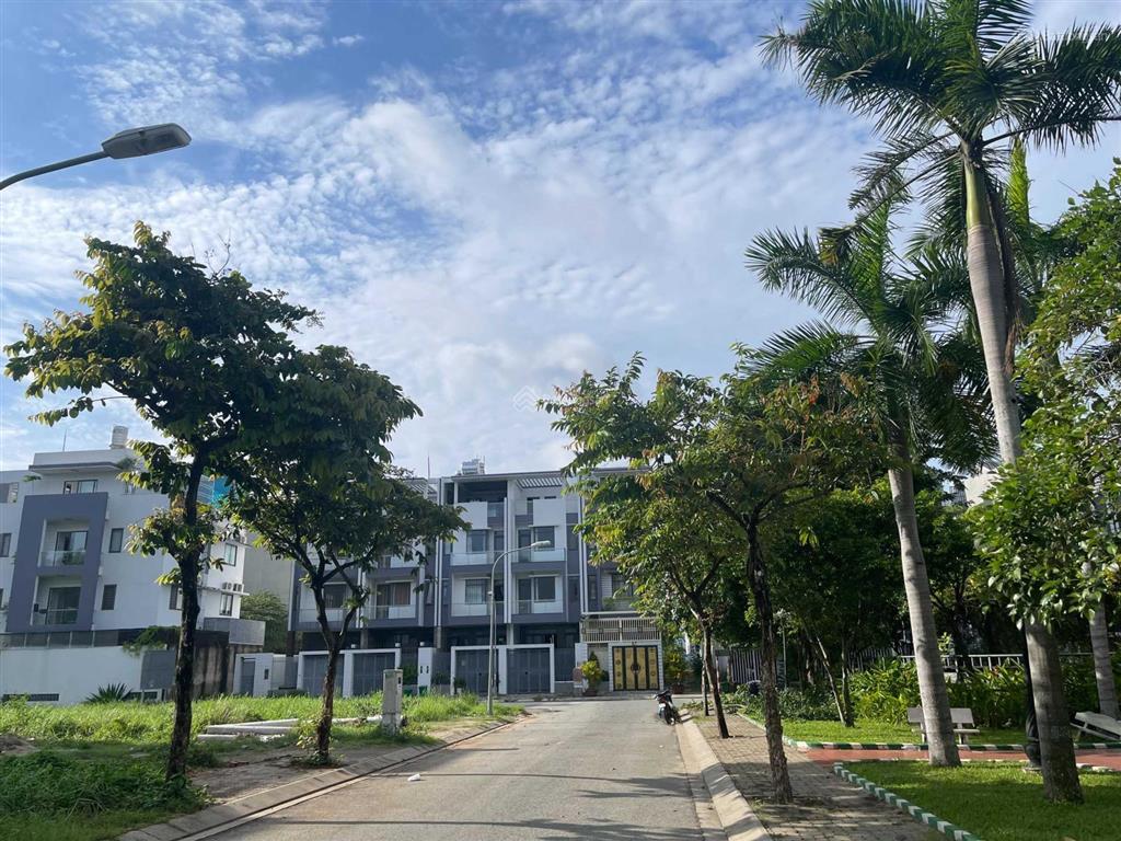 Bán nhà phố 1 trệt  3 lầu kdc dương hồng, sổ hồng đầy đủ.  xem nhà 0937 532 ***