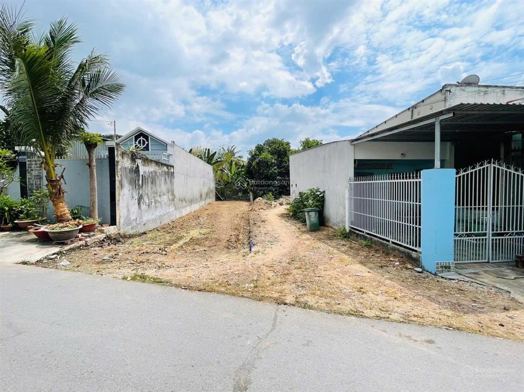 Vị trí đẹp  giá tốt nhất khu cách bv xuyên á chỉ 5 phút. diện tích 180m2 thổ cư. giá 1tỷ650