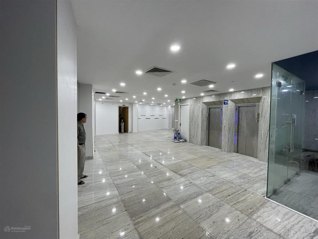 Chính chủ cho thuê tầng 1+2+3+4 nhà mặt phố khúc thừa dụ, cầu giấy, mặt tiền 10m, 150m2/sàn