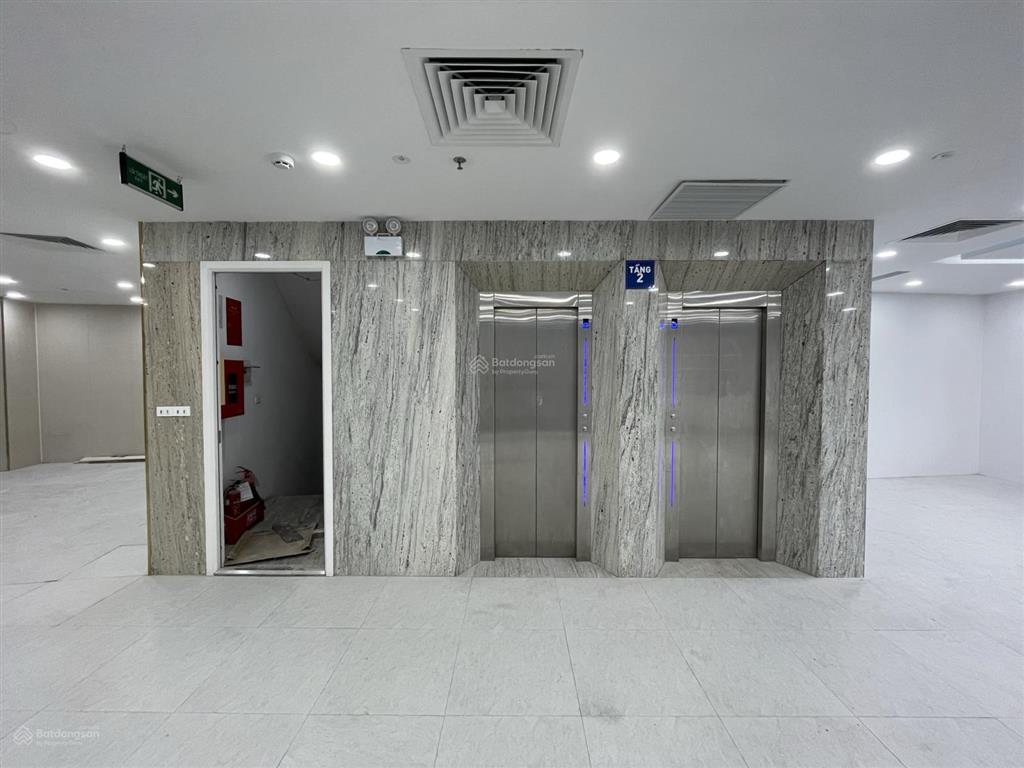 Chính chủ cho thuê tầng 1+2+3+4 nhà mặt phố khúc thừa dụ, cầu giấy, mặt tiền 10m, 150m2/sàn