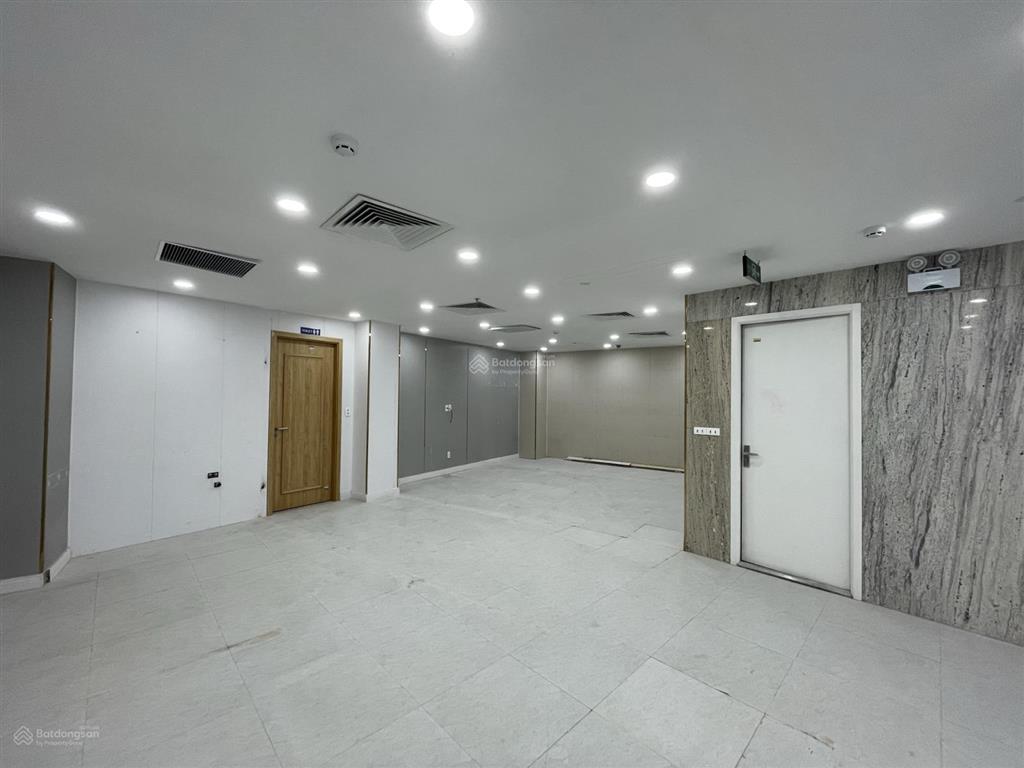 Chính chủ cho thuê tầng 1+2+3+4 nhà mặt phố khúc thừa dụ, cầu giấy, mặt tiền 10m, 150m2/sàn
