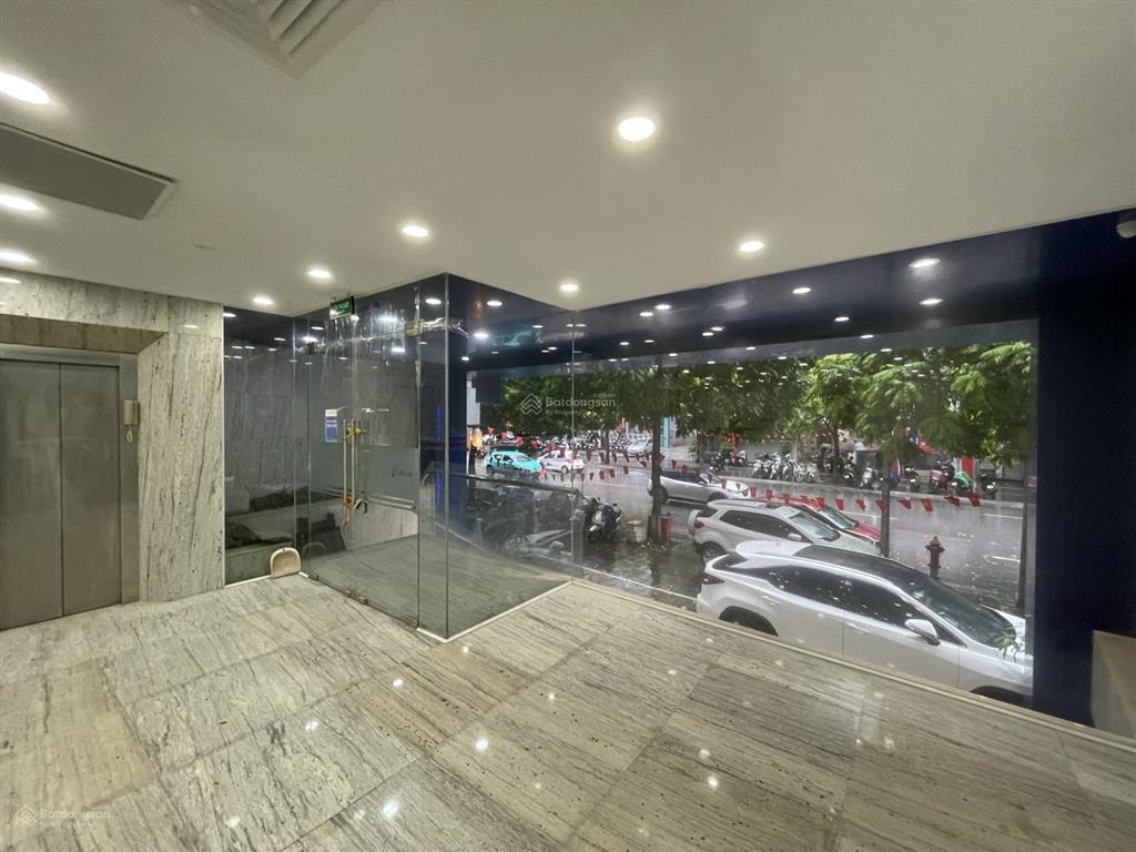 Chính chủ cho thuê tầng 1+2+3+4 nhà mặt phố khúc thừa dụ, cầu giấy, mặt tiền 10m, 150m2/sàn
