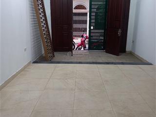 Cho thuê nhà 50m2 x 4,5 tầng, ngõ 106 hoàng quốc việt, ngõ phố rộng, trang bị đh, nl, tủ bếp. 15 tr